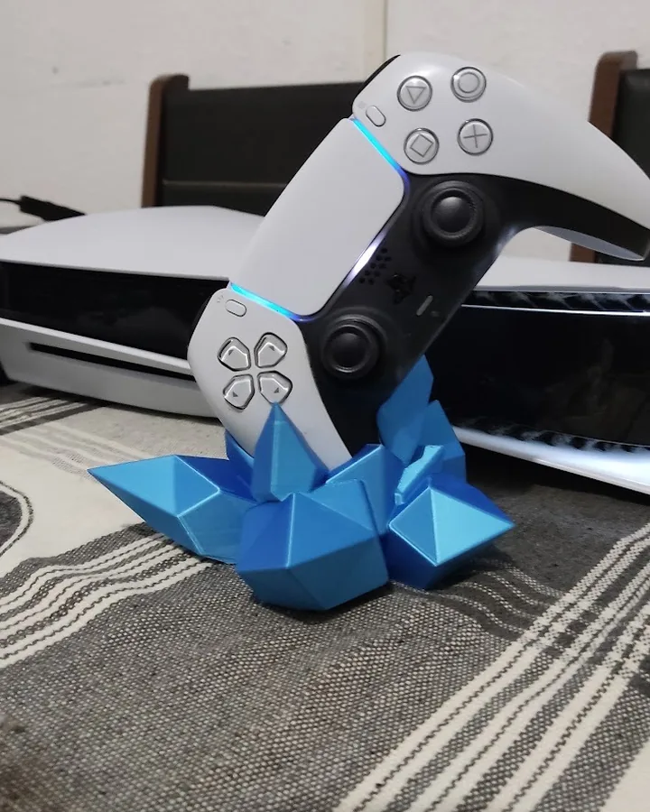 Suporte de controle azul em formato de cristal com um controle de PlayStation apoiado