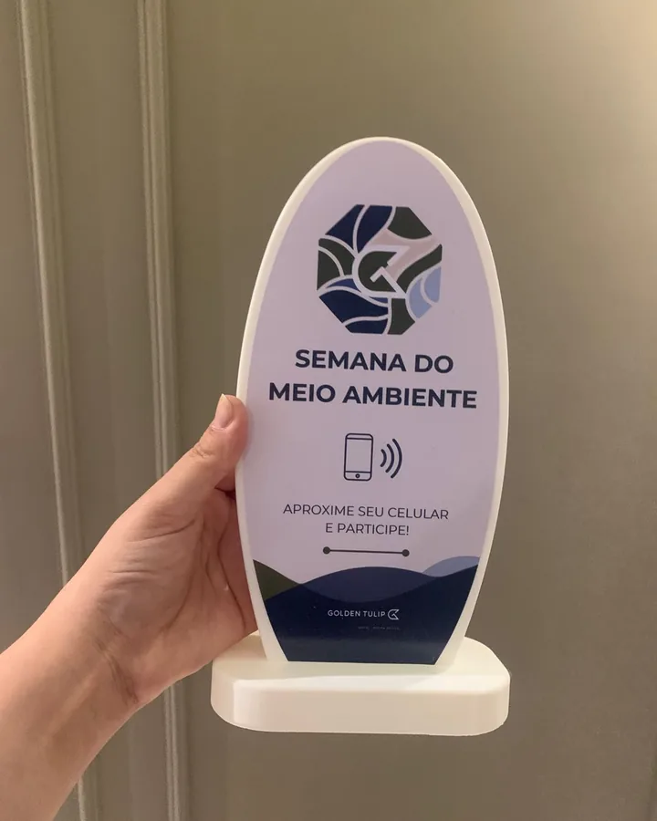 Totem de balcão impresso em 3D com tag NFC, usado em uma campanha corporativa